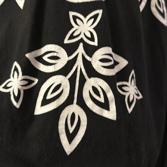 black v neck with white design - Picture 4 of 4